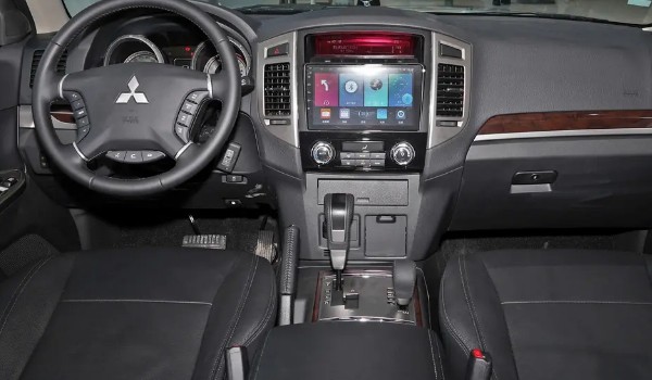 帕杰羅這款車值得買嗎 油耗實(shí)測(cè)15L(馬力可達(dá)174匹)