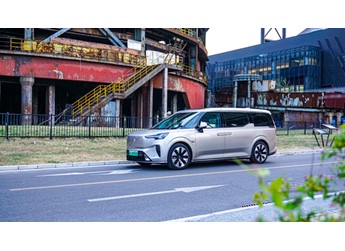 瑞典陸地公務(wù)艙  試駕純電MPV沃爾沃EM90