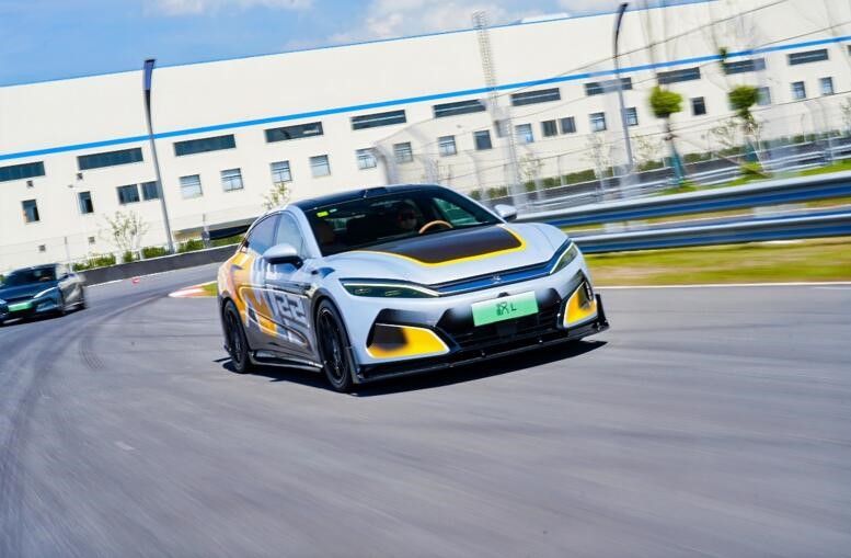 百萬強(qiáng)漢一路朝前，漢L零百2.7s性能暴擊，更有潮改驚艷登場 配圖6