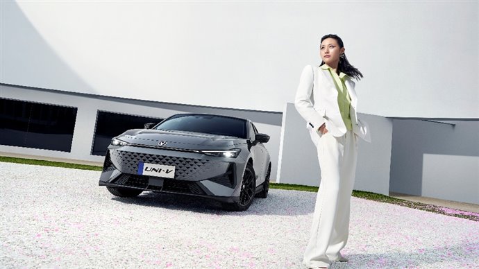 E:\長安圖片\【媒體資料夾】“經(jīng)典煥新，有你真好”長安汽車春季煥新發(fā)布會\產(chǎn)品圖片素材\第二代UNI-V\產(chǎn)品美圖\長安UNI-V-美圖53263_fn.jpg