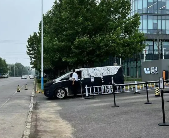 理想MPV預告圖泄露 李想微博回應 還有5款純電車型