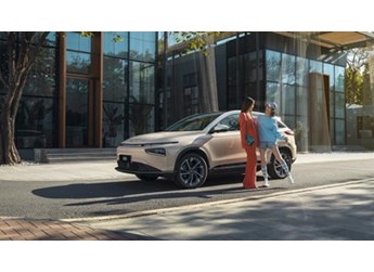 和閨蜜打卡秋天的第一杯奶茶，小鵬G3i和SMART精靈#1哪個(gè)更炸街？