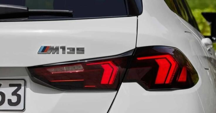 新款寶馬1系亮相，車(chē)尾徽章設(shè)計(jì)引熱議