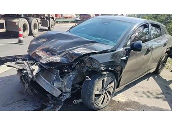 比亞迪海獅07撞翻大貨車：自動(dòng)降車窗 三人無礙