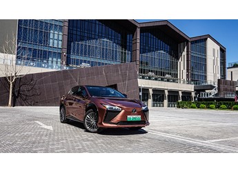 科幻之美 試駕雷克薩斯RZ450e  四驅(qū)縱領(lǐng)版? 封面圖