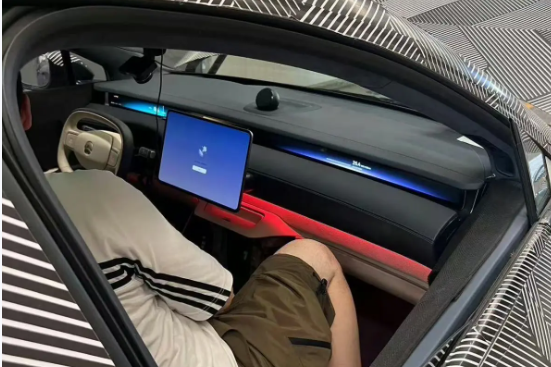 預(yù)售80萬！蔚來旗艦行政轎車ET9內(nèi)飾首曝：搭載貫穿屏幕 橢圓方向盤