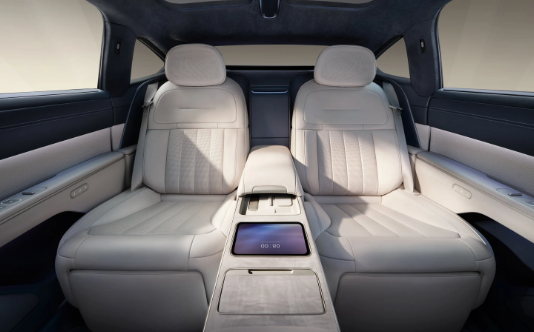 預(yù)售80萬！蔚來旗艦行政轎車ET9內(nèi)飾首曝：搭載貫穿屏幕 橢圓方向盤