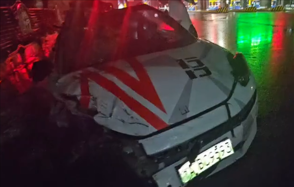 極氪001高速撞貨車直接報廢 車主幸運(yùn)生還：直言“極氪真行”