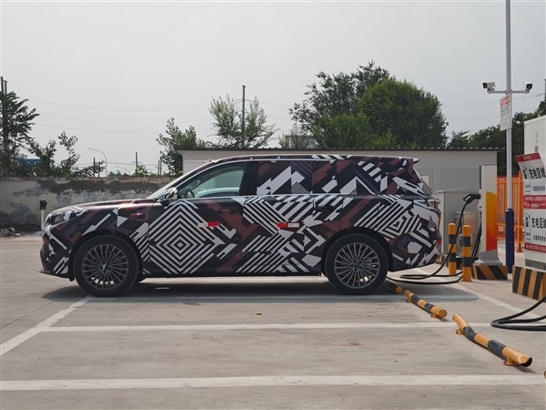 理想L9對(duì)手再 1！魏牌旗艦SUV諜照曝光：三排家用全尺寸