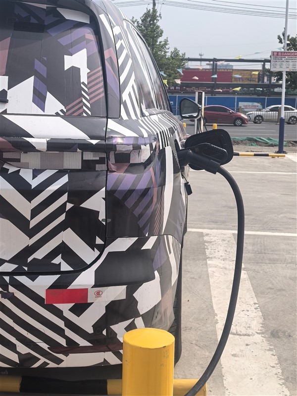 理想L9對(duì)手再 1！魏牌旗艦SUV諜照曝光：三排家用全尺寸