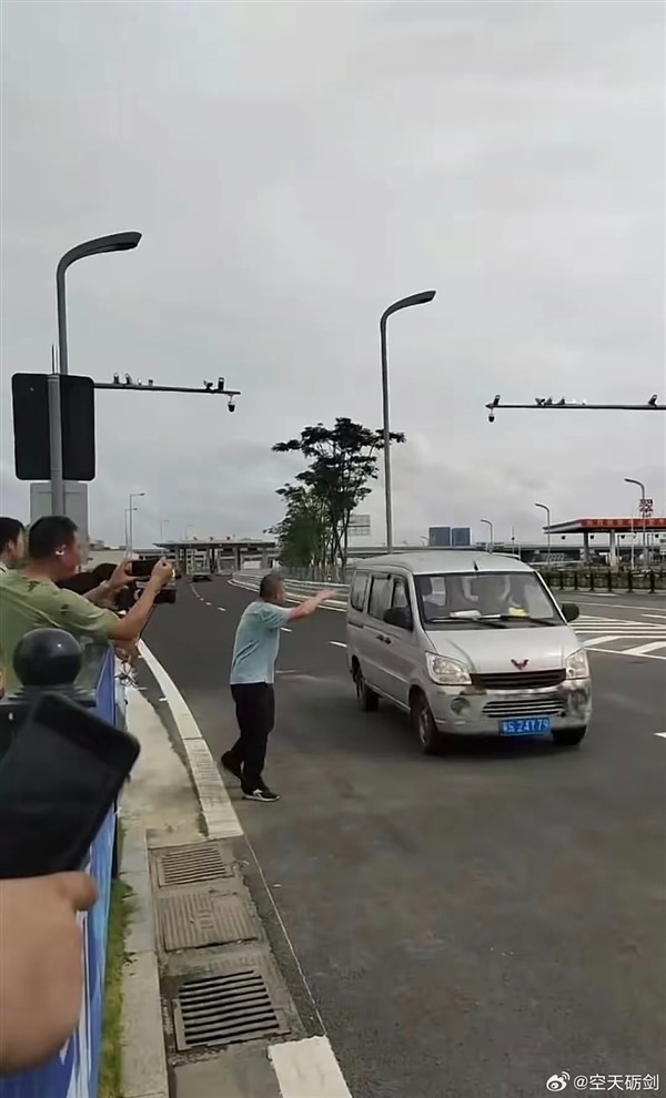 不是仰望U8 深中通道通車后到達(dá)首車出現(xiàn)：一臺(tái)五菱宏光