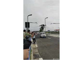 不是仰望U8 深中通道通車后到達首車出現(xiàn)：一臺五菱宏光