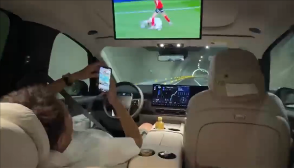 一理想MEGA隧道內(nèi)開啟NOA智駕：駕駛員躺平玩手機