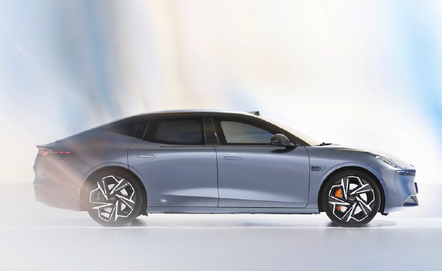 賣(mài)多少錢(qián)合適！領(lǐng)克純電中大型轎車(chē)官圖公布：對(duì)標(biāo)智界S7