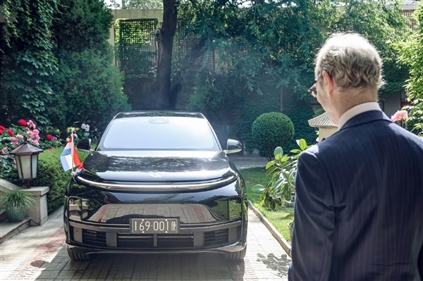 全球首輛！五菱宏光MINIEV成印尼駐華大使館官方用車(chē)