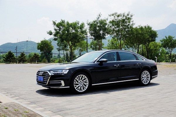 全副武裝的紳士 試駕2019款奧迪A8 