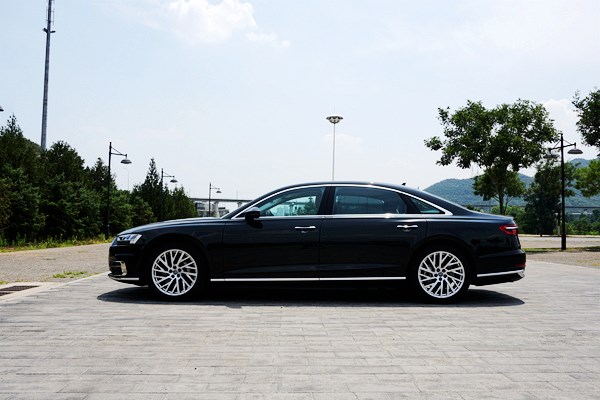 全副武裝的紳士 試駕2019款奧迪A8 