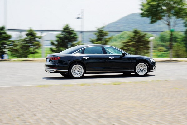 全副武裝的紳士 試駕2019款奧迪A8 